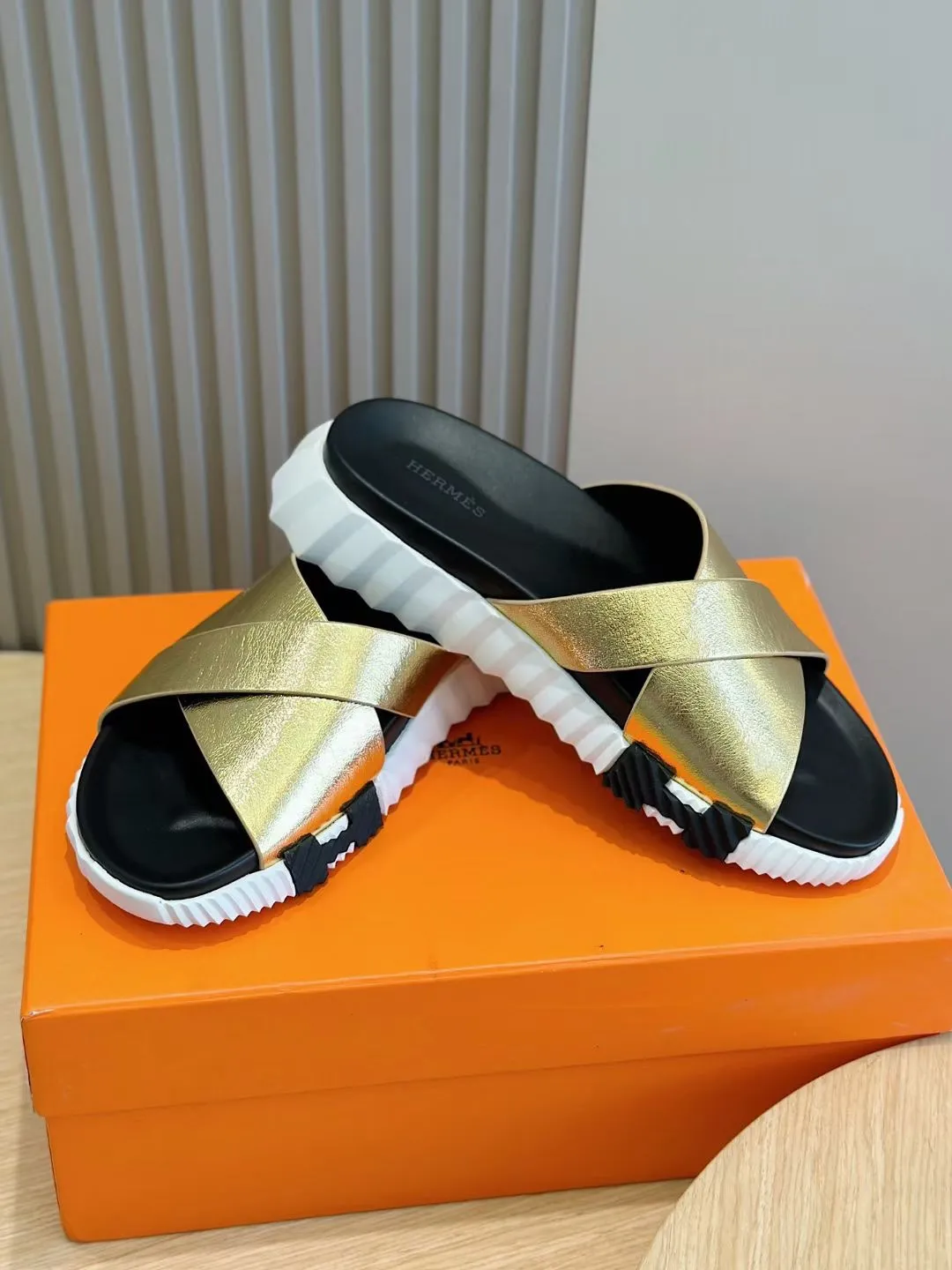 [HERMÈS] Top men's shoes 💰: 340💰 Size: 39-44 (38.45 46 custom-made) Herme*H Home Hermès Men's Sandals and Slippers - Original Replica Purchase the original version and make it one to one, the outsole is privately modeled, and the outsole color corresponding to each color is the same as the original version. Come to those who know the stuff 💪 The ultra-light soles are designed in contrasting colors, and they feel so comfortable on your feet! Calfskin, cowhide feet, private mold outsole.
